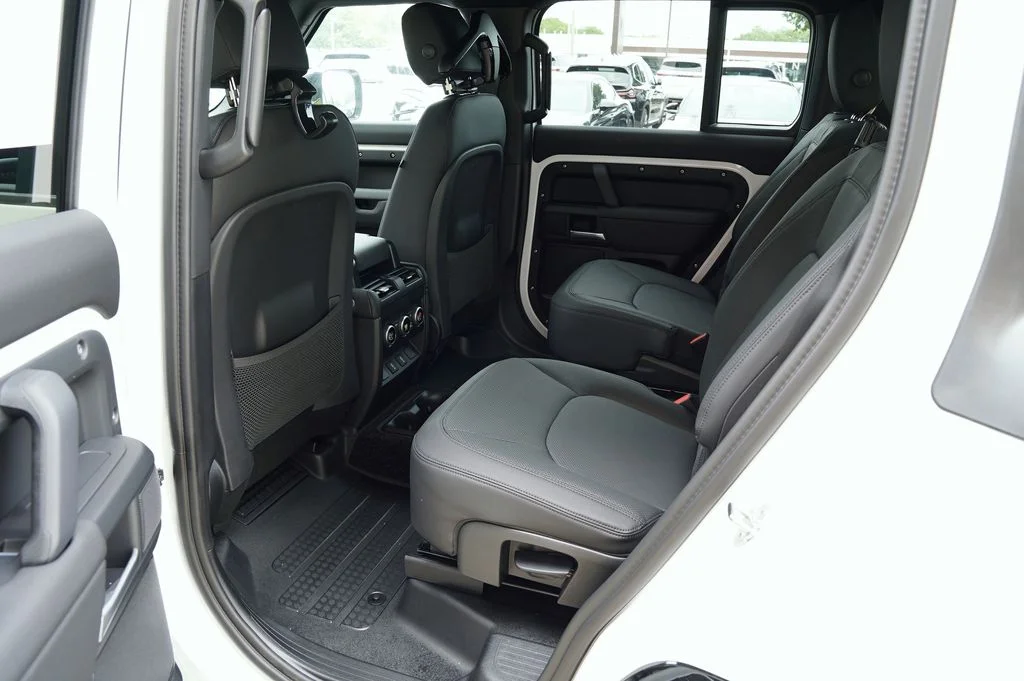 New 2026 Fuji White Land Rover X-Dynamic SE image 34