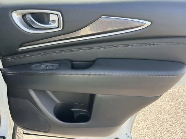 Used 2017 White INFINITI Base image 27