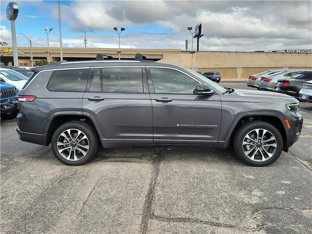 Used 2022 Baltic Gray Metallic Clearcoat Jeep Overland 4x4 image 4