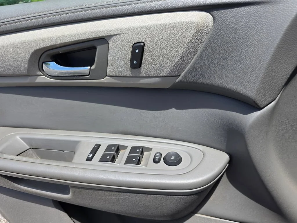 Used 2015 SIREN RED TINTCOAT Chevrolet LT image 16