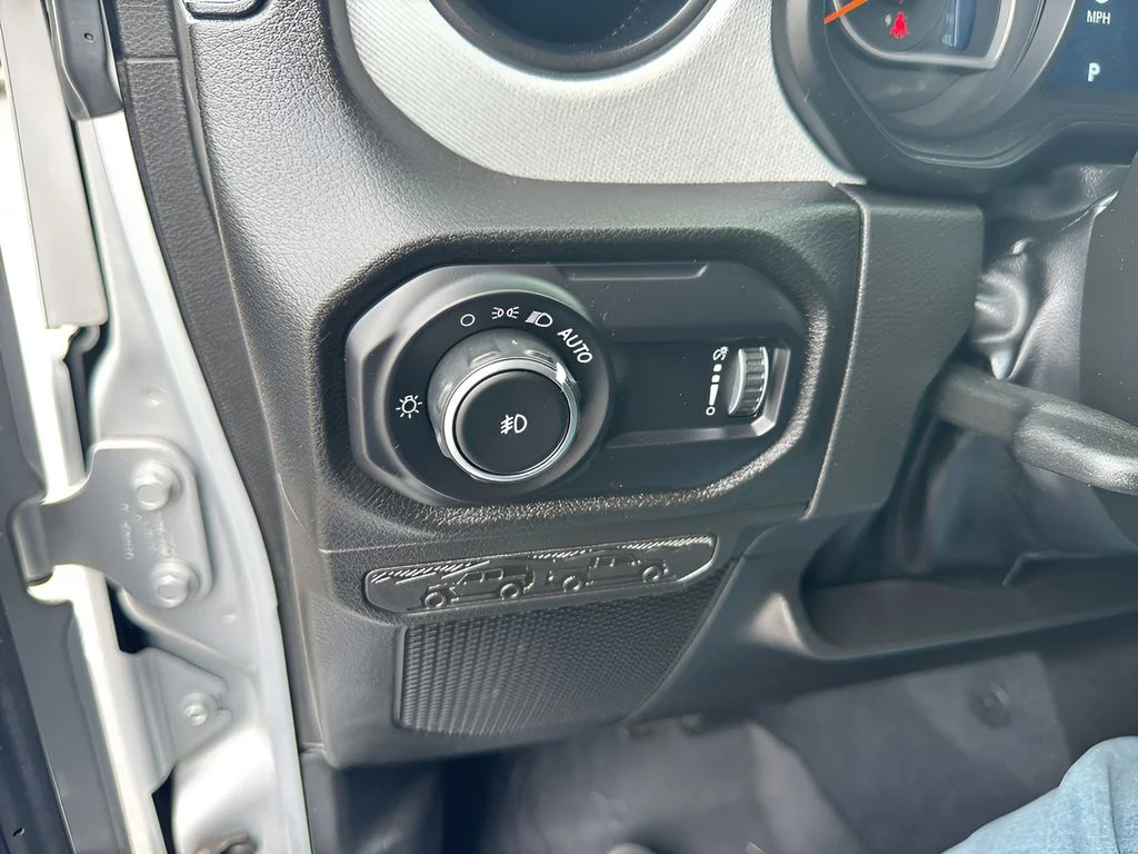 Used 2024 Silver Zynith Clearcoat Jeep Sport S image 20