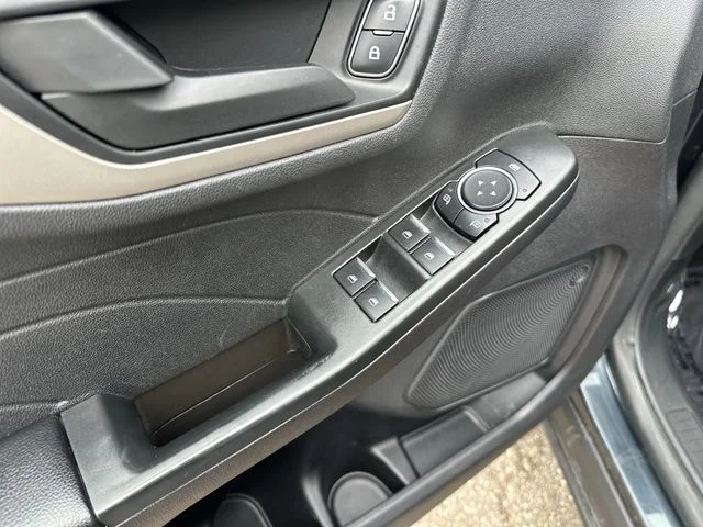 Used 2022 Blue Ford SE image 17