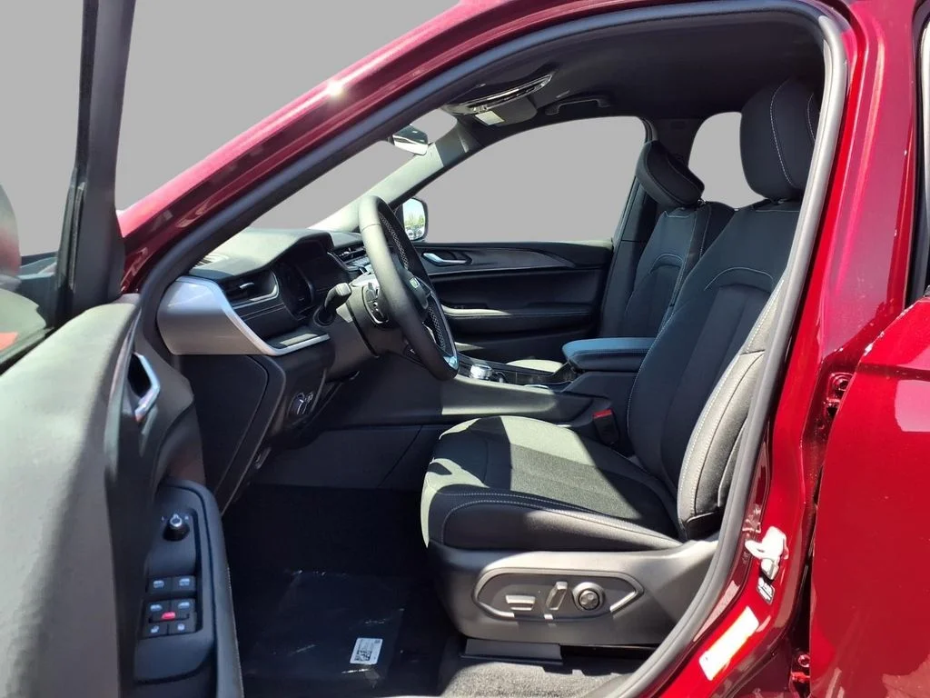 New 2026 Velvet Red Pearl-Coat Exterior Paint Jeep Laredo image 22