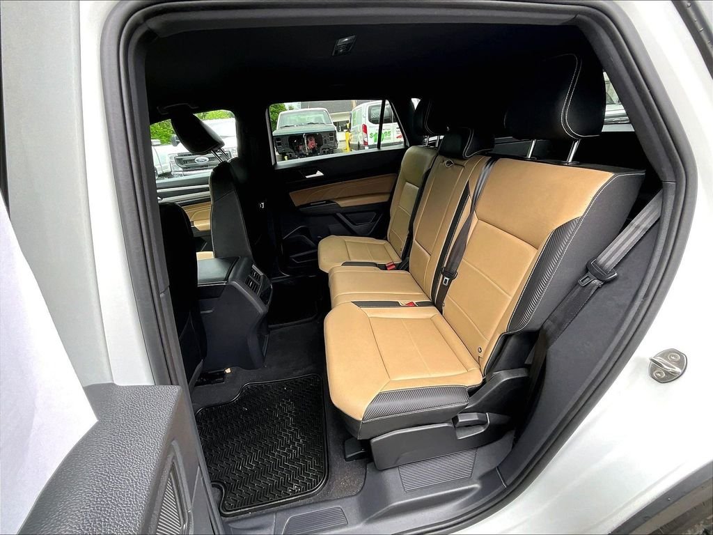 Used 2023 White Volkswagen 3.6L V6 SE w/Technology image 21