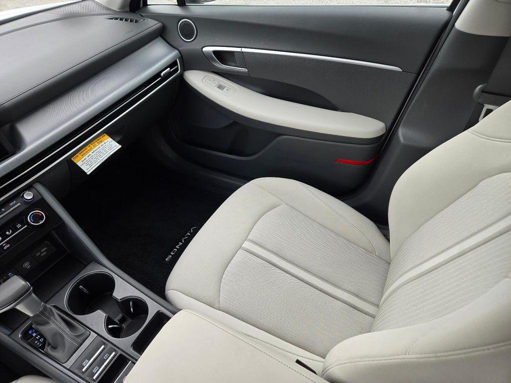 New 2026 White Hyundai SE image 20