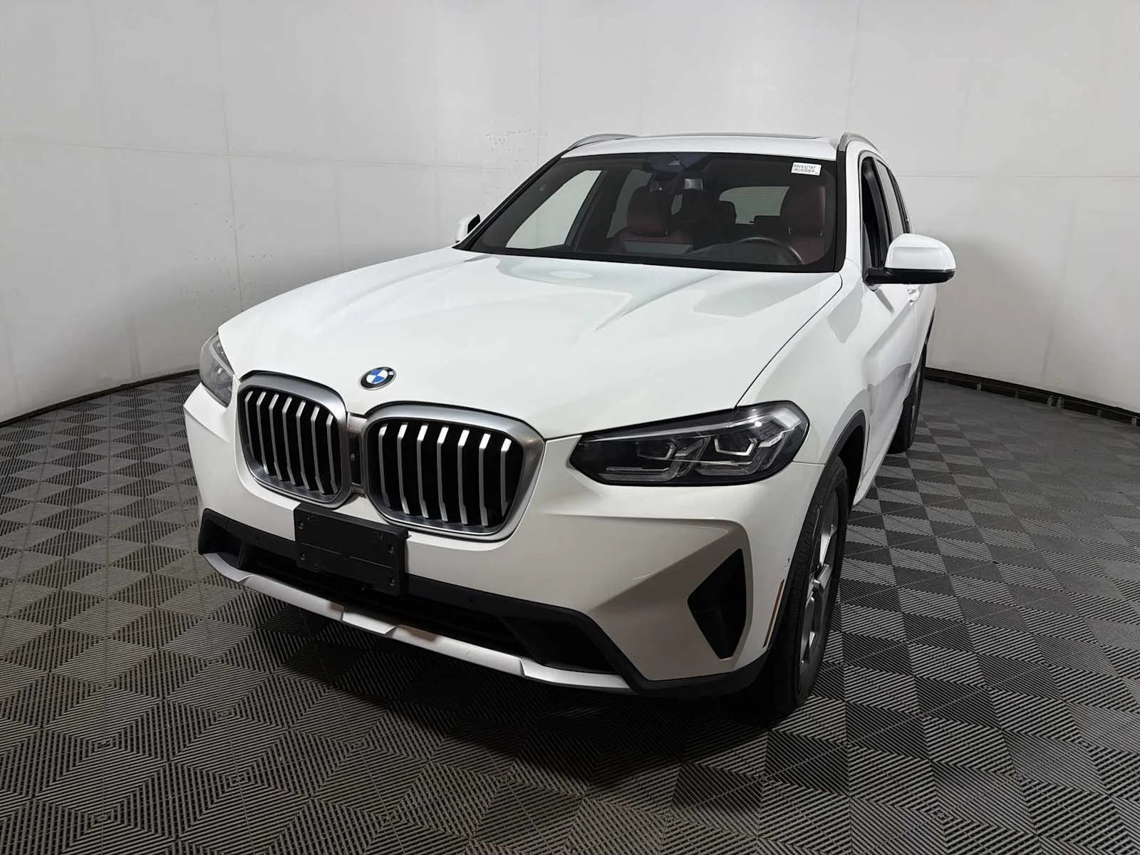 Used 2024 Alpine White BMW xDrive30i image 3
