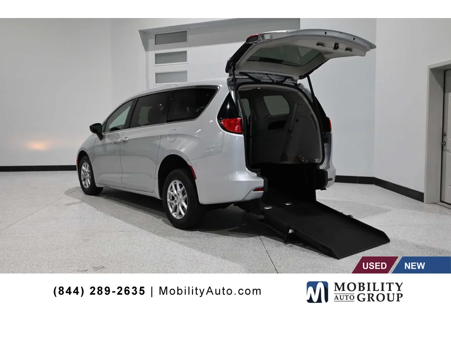 2024 Chrysler Voyager LX's photo