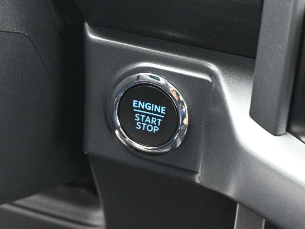 New 2025 Oxford White Ford XLT image 14