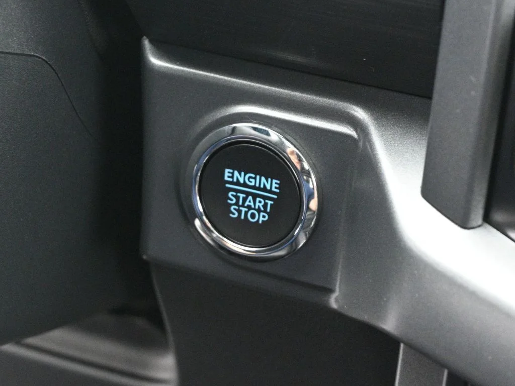 New 2025 Oxford White Ford XLT image 14