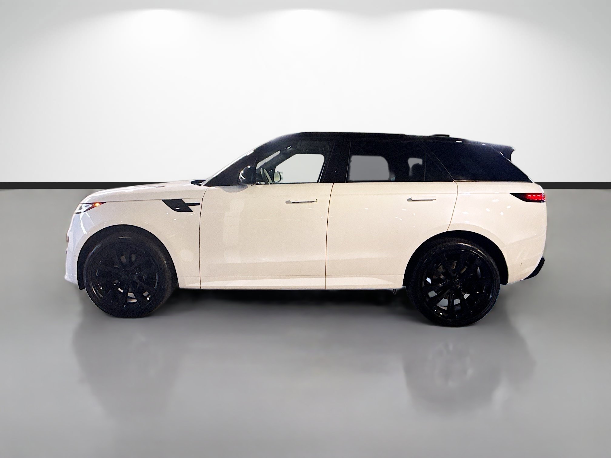 New 2026 Ostuni Pearl White LAND ROVER Dynamic SE image 2