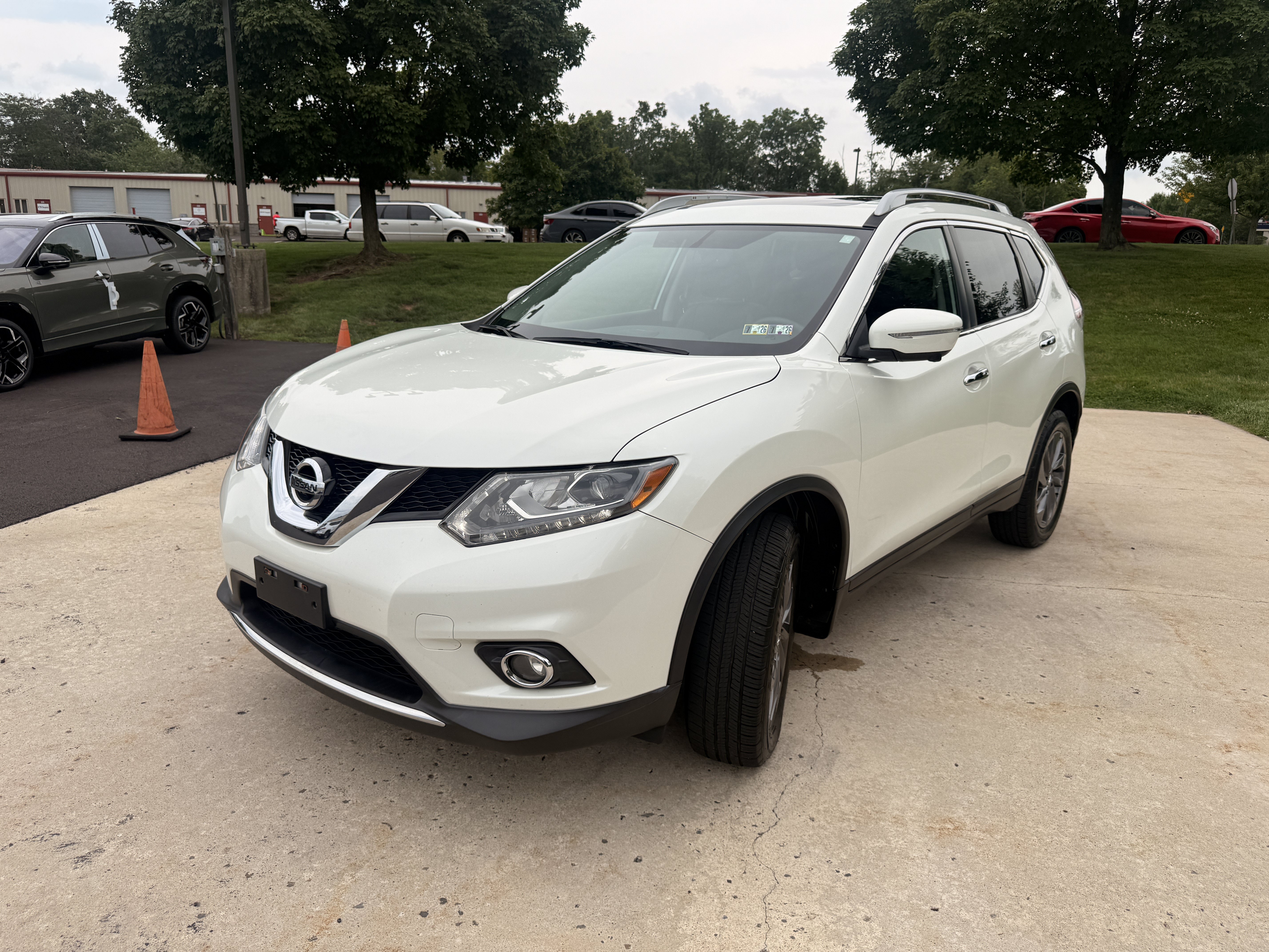 Used 2016 Pearl White Nissan SL image 12
