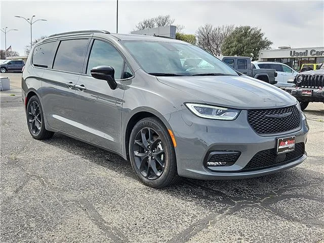 Used 2025 Ceramic Gray Clearcoat Chrysler Limited Front-Wheel Drive Passenger image 4