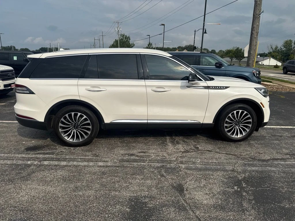 Used 2023 White Metallic Lincoln Standard image 2