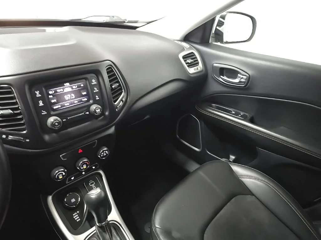 Used 2018 White Jeep Latitude image 25