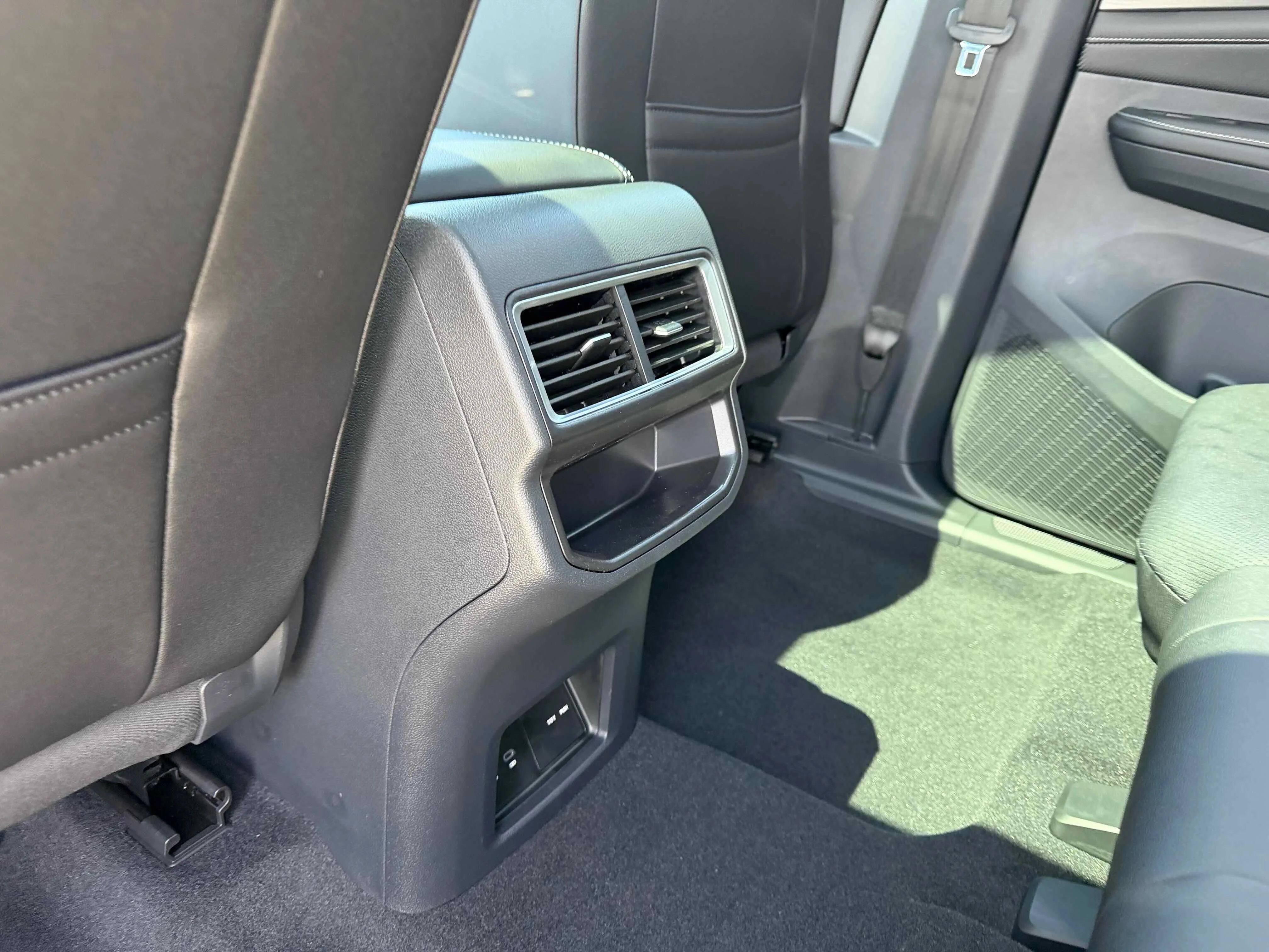 New 2026 Silver Mist Volkswagen 2.0T SE w/Technology image 29