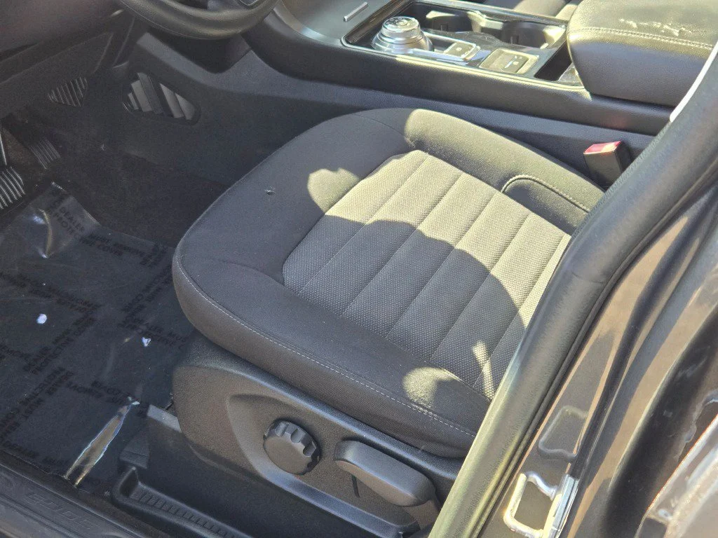Used 2019 Gray Ford SE image 17