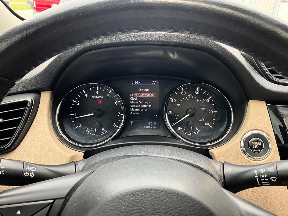 Used 2018 Green Nissan SL image 17