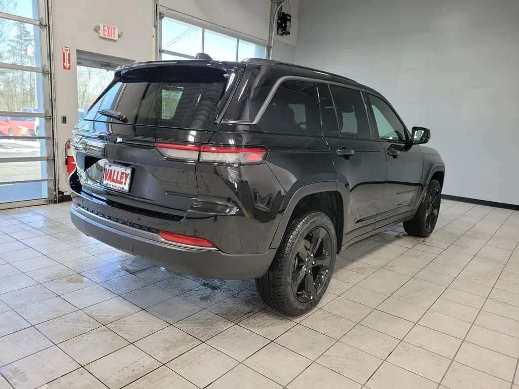 New 2026 Diamond Black Crystal Pearl-Coat Exterior Paint Jeep Limited image 5