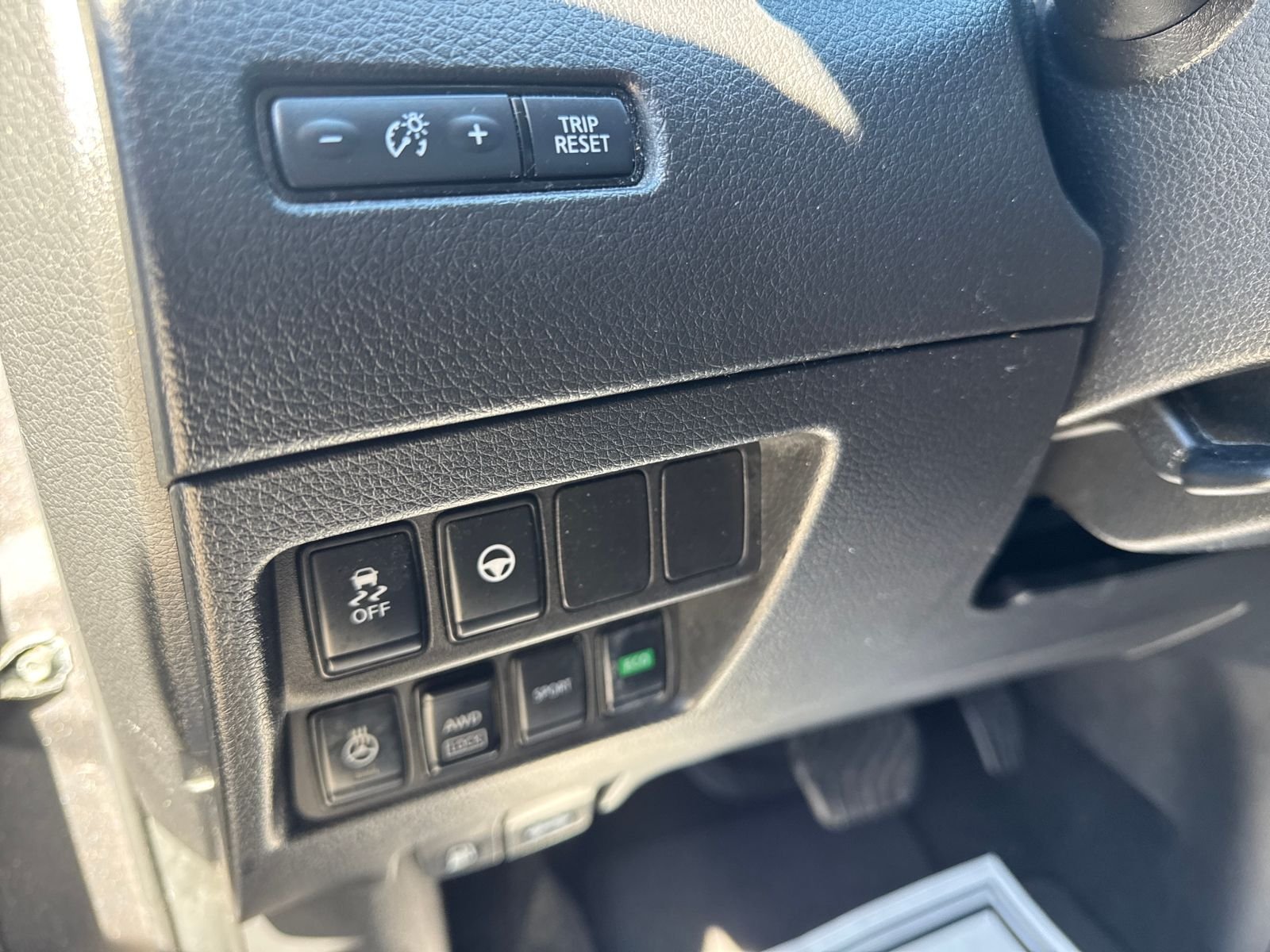 Used 2022 Gray Nissan SL image 13