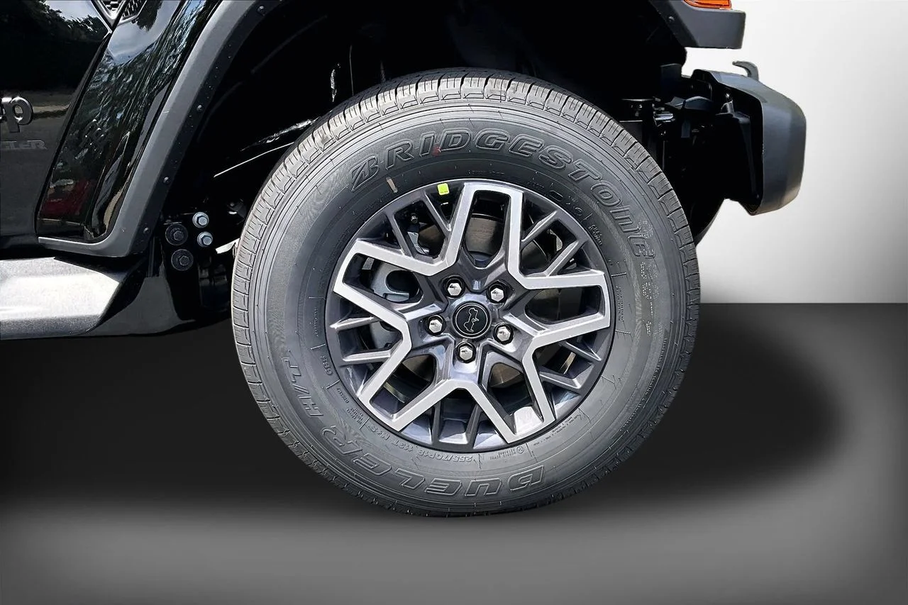 New 2026 Black Clear-Coat Exterior Paint Jeep Sahara image 31