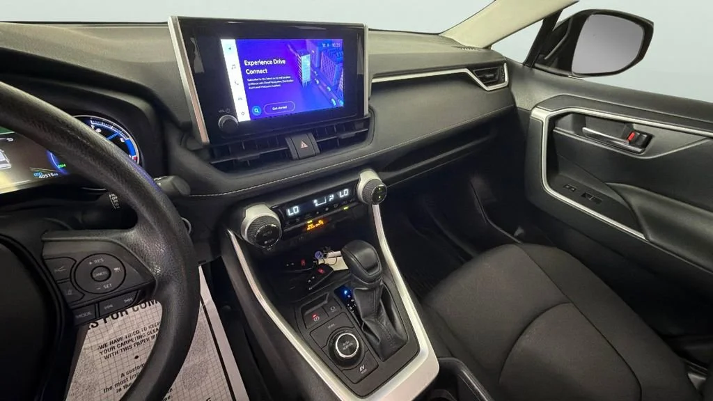 2025 Toyota RAV4 XLE - Photo 19
