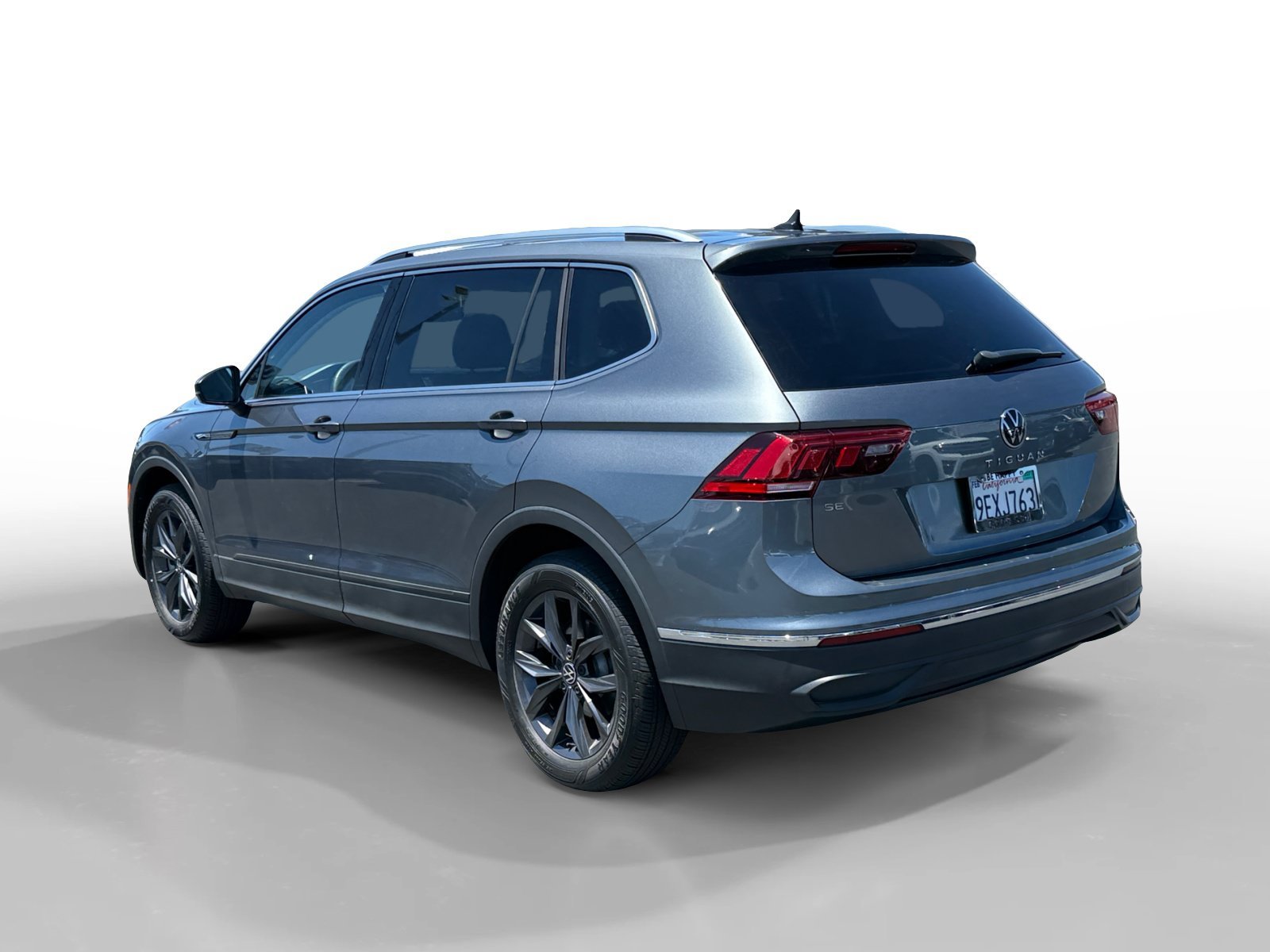 Certified Used 2023 Platinum Gray Metallic Volkswagen 2.0T SE image 3