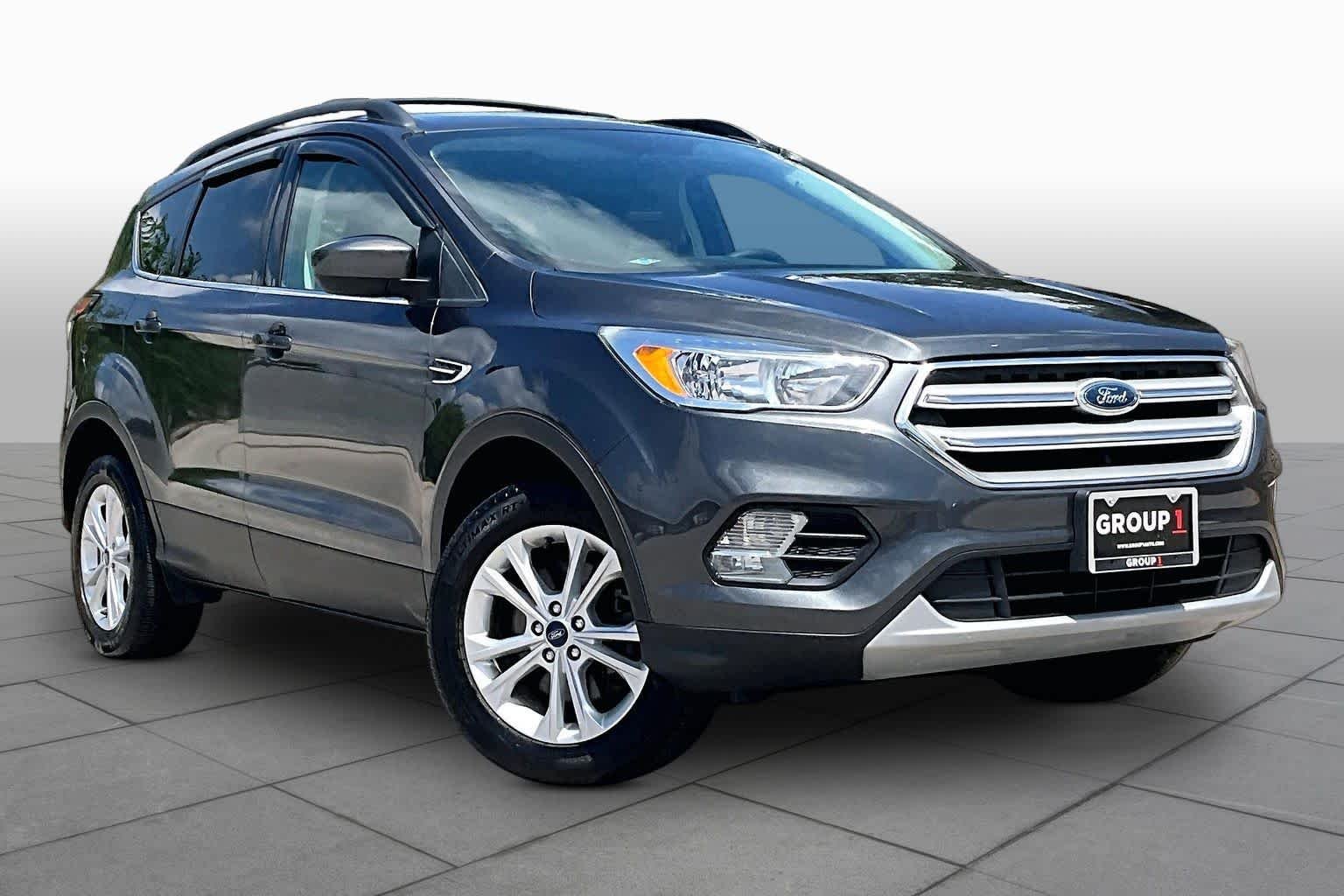 Used 2018 Magnetic Metallic Ford SE image 3