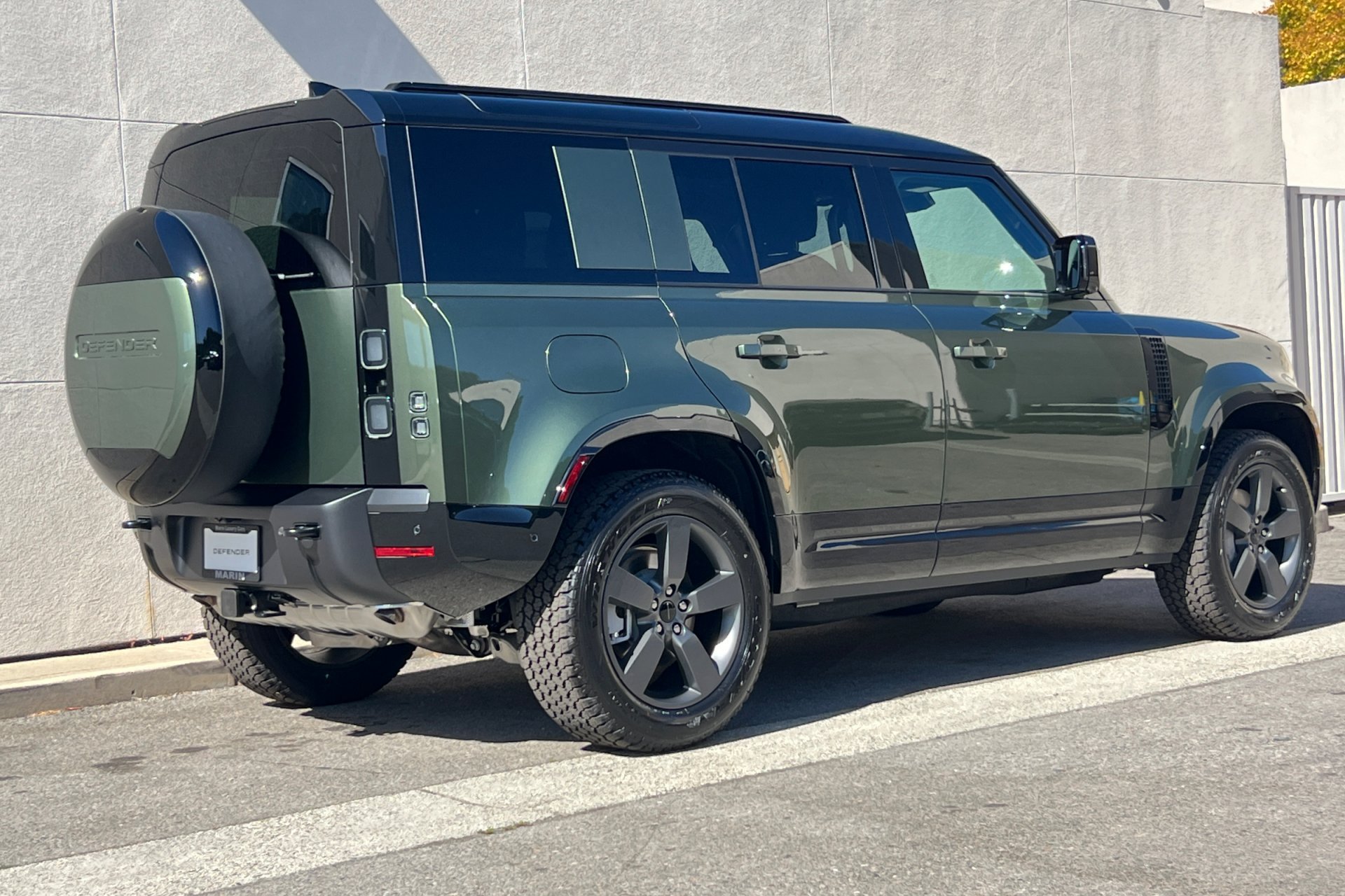 New 2026 Woolstone Green Land Rover X-Dynamic SE image 2
