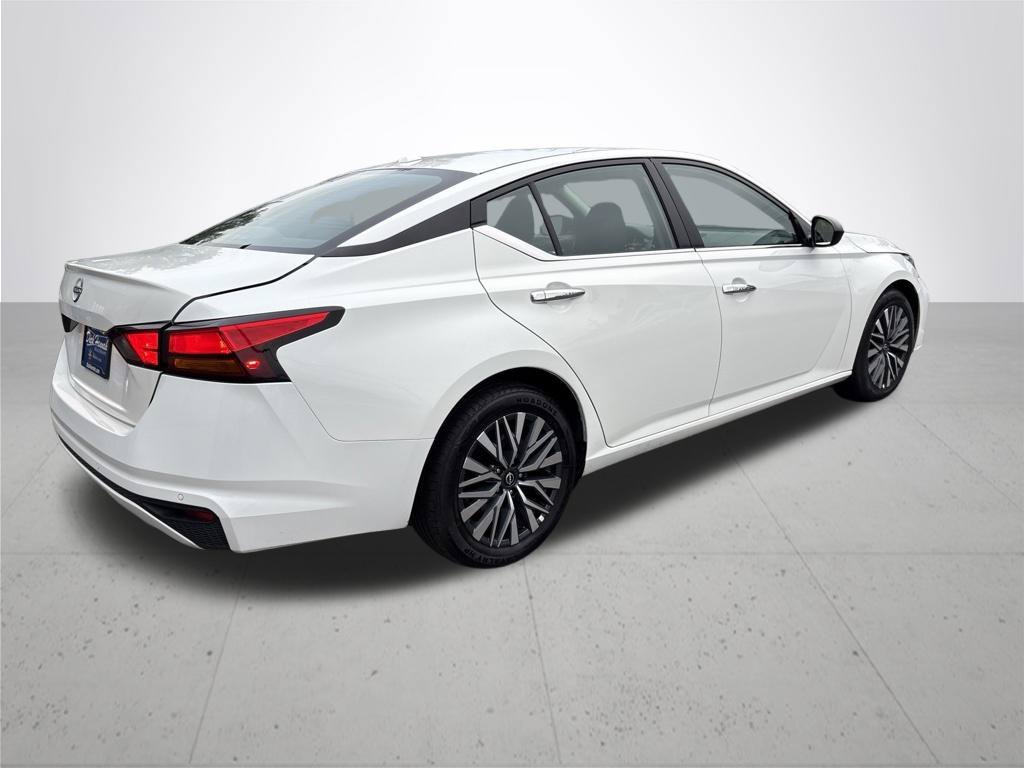 Used 2025 Glacier White Nissan 2.5 SV image 6