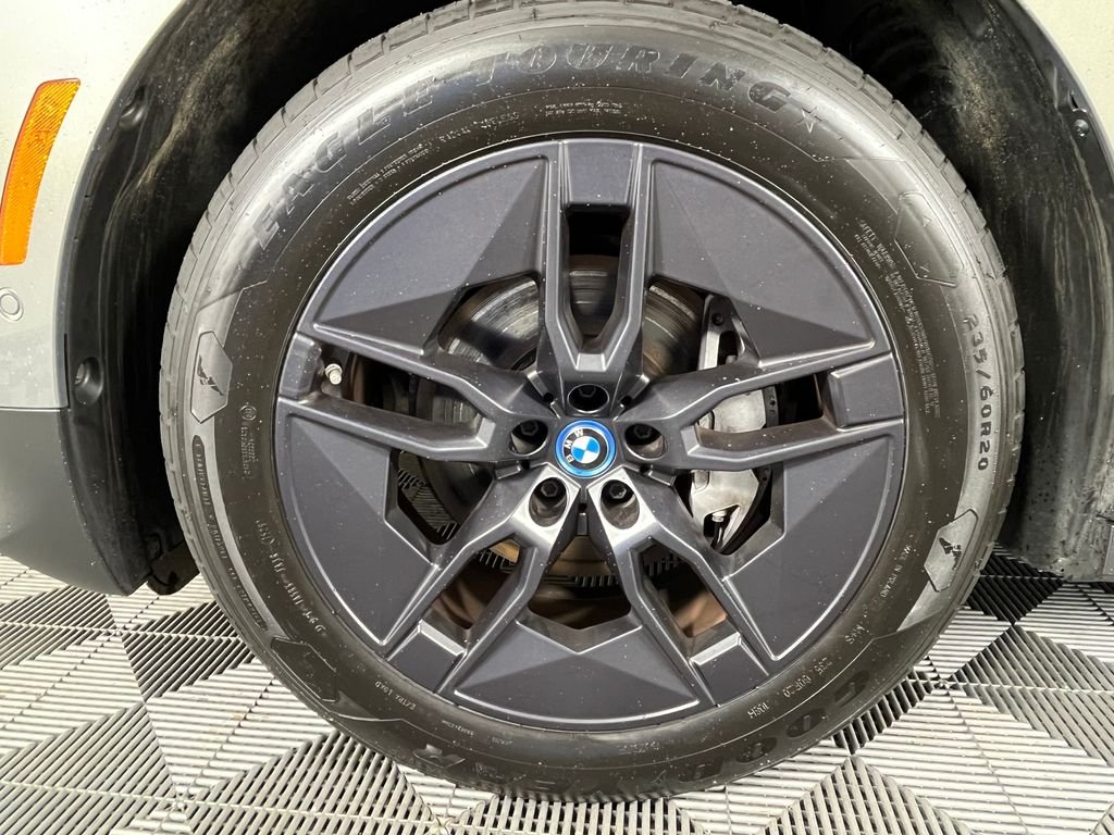 Used 2024 Gray BMW xDrive50 image 16