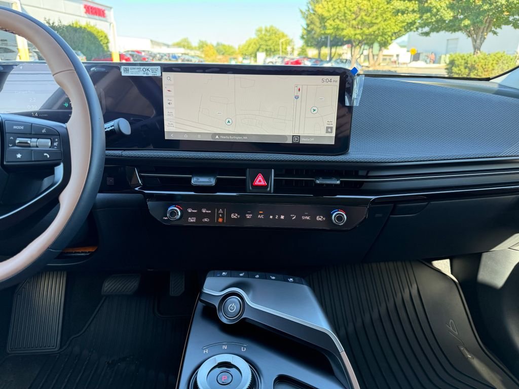 New 2026 Glacial White Pearl Kia WIND image 24
