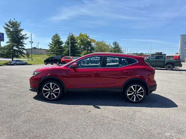 Used 2017 Red Nissan SL image 8