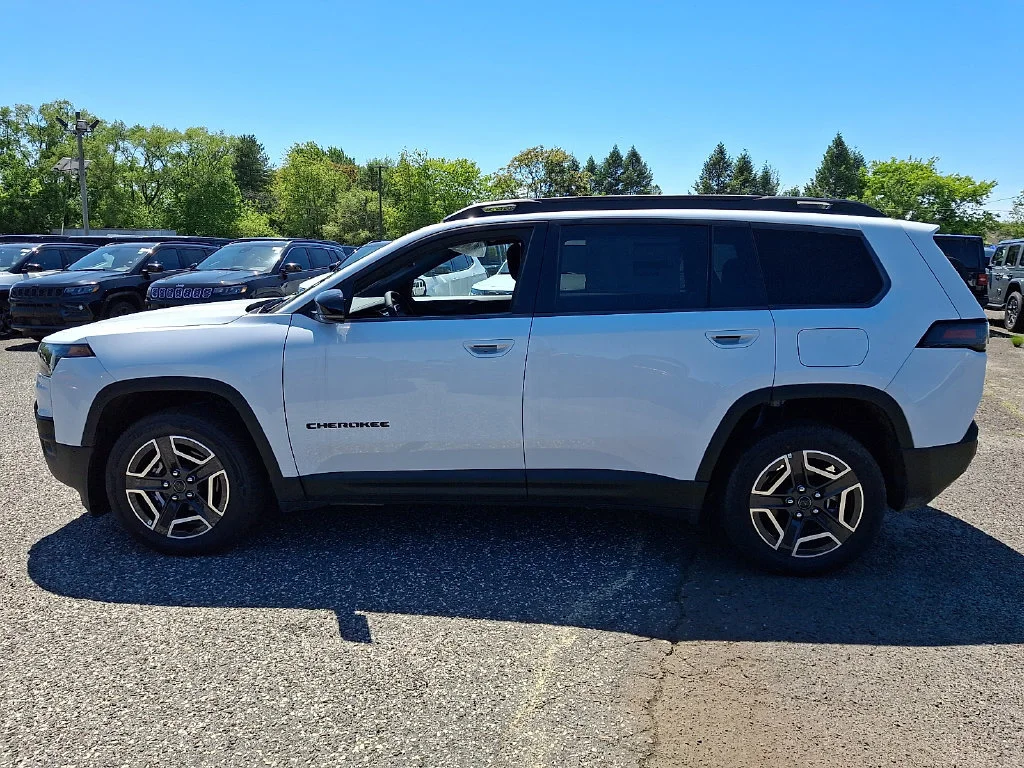 New 2026 Bright White Clear-Coat Exterior Paint Jeep Limited image 5
