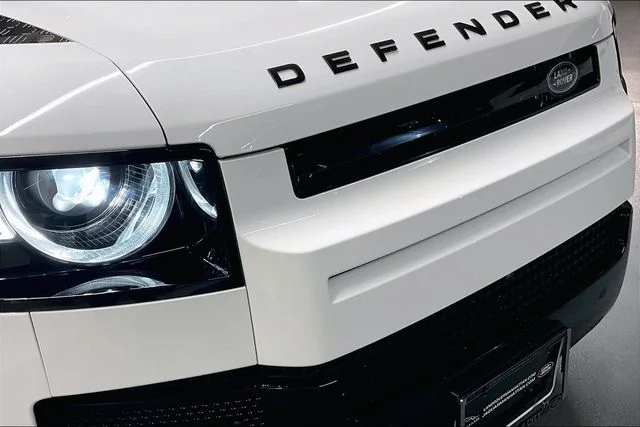 Used 2024 White Land Rover X-Dynamic SE image 33