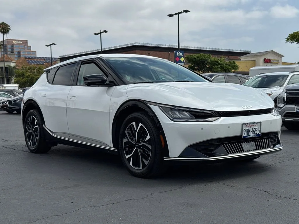 Used 2023 White Kia Wind image 4