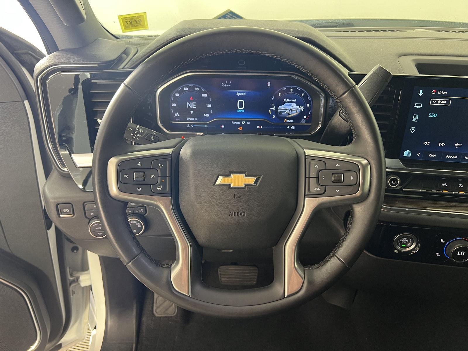 Used 2024 Summit White Chevrolet LT image 9