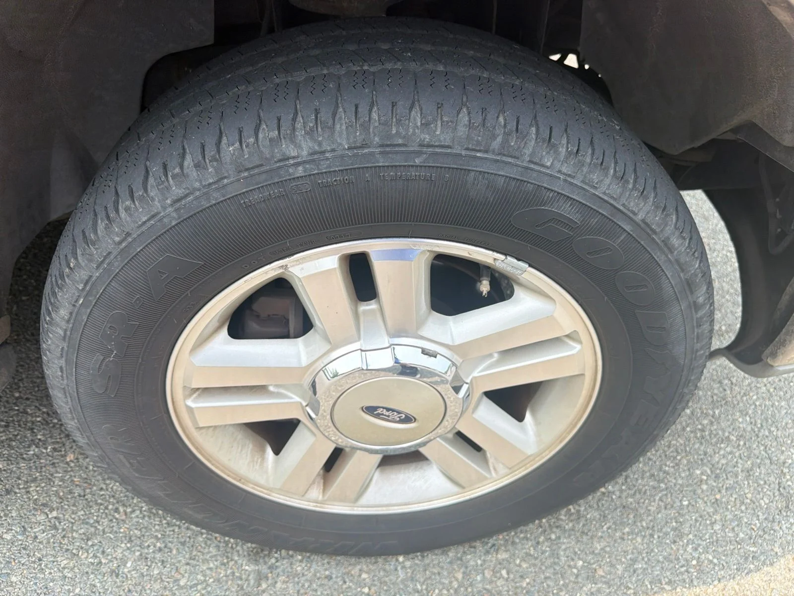 Used 2004 Red Ford Lariat image 23