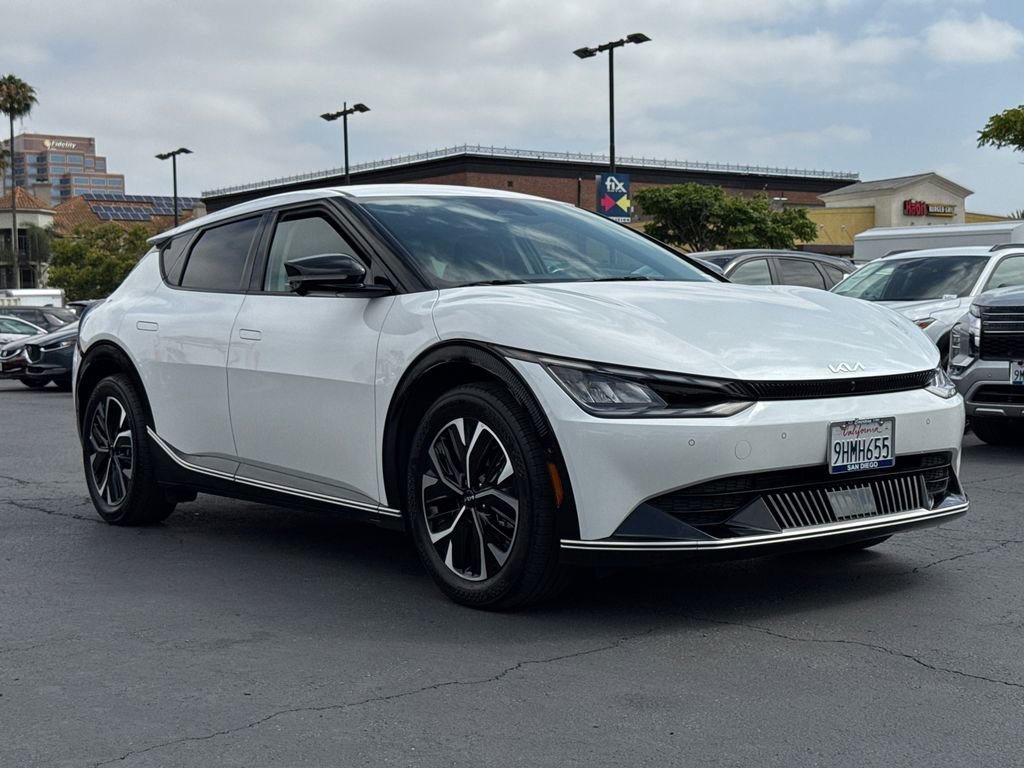 Used 2023 White Kia Wind image 4
