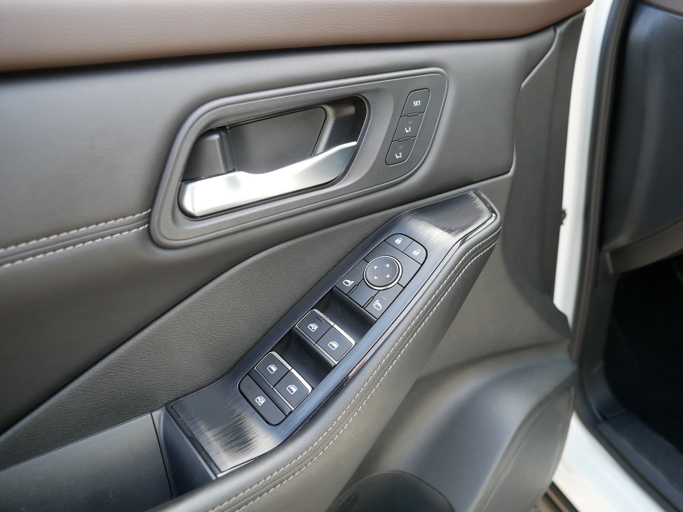 Certified Used 2023 Pearl White Tricoat Nissan SL image 19