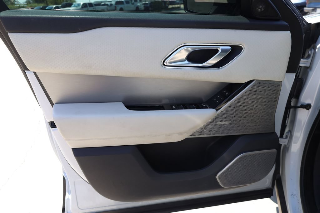 Used 2018 White Land Rover R-Dynamic SE image 10