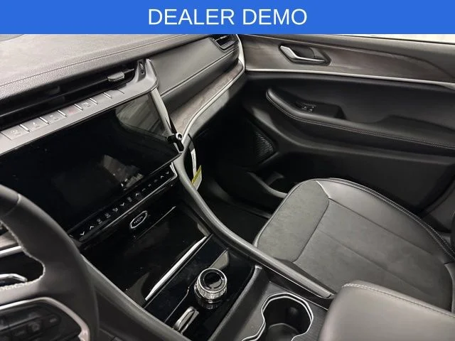 New 2026 Bright White Clear-Coat Exterior Paint Jeep Altitude image 9