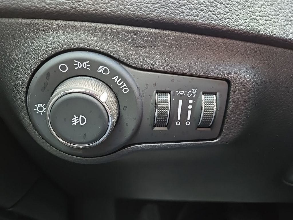 Used 2018 White Jeep Latitude image 41
