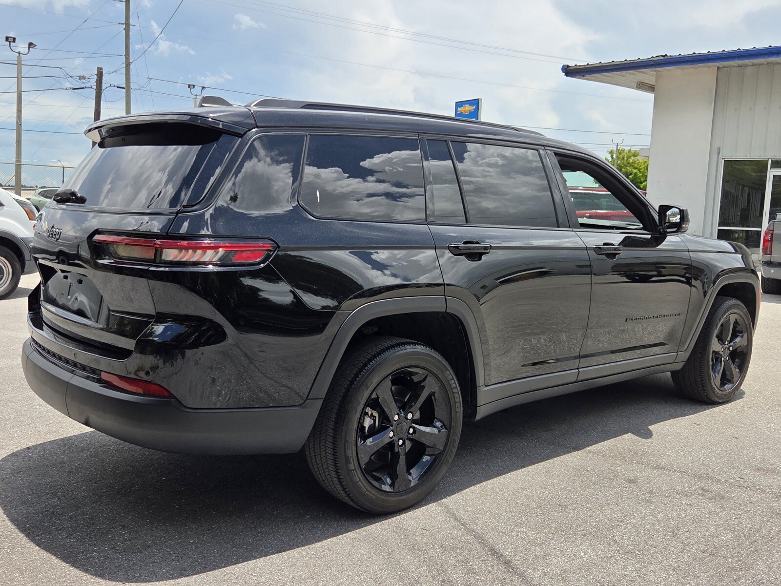 Used 2024 Diamond Black Crystal Pearlcoat Jeep Altitude X image 5