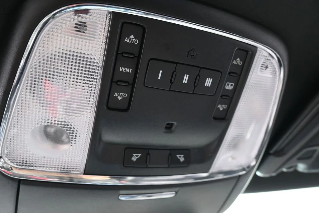 Used 2018 Maximum Steel Metallic Clearcoat Chrysler S image 25