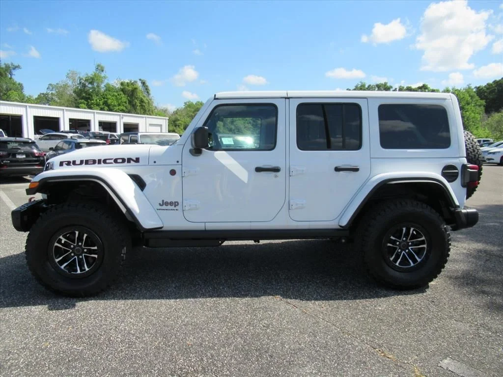 New 2026 Bright White Clear-Coat Exterior Paint Jeep Rubicon X image 5