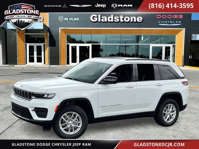 New 2026 Bright White Clear-Coat Exterior Paint Jeep Laredo X image 1