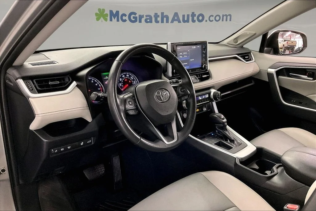 Used 2019 Silver Toyota XLE Premium image 17