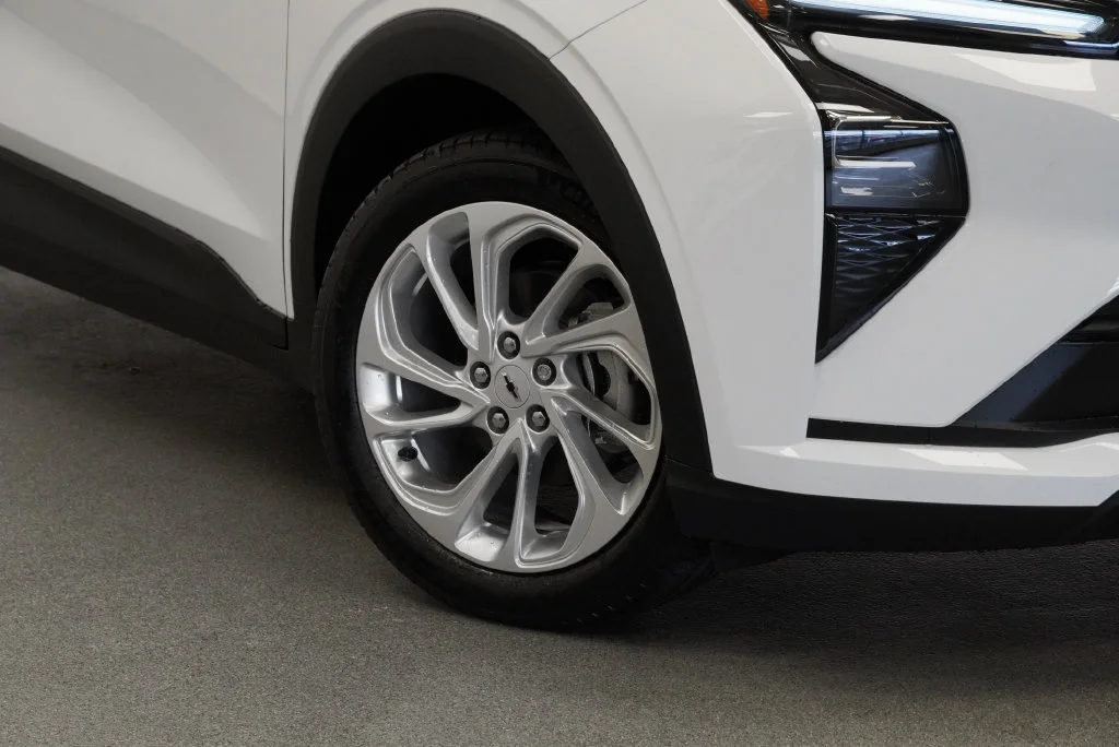 New 2027 Summit White Chevrolet LT image 10