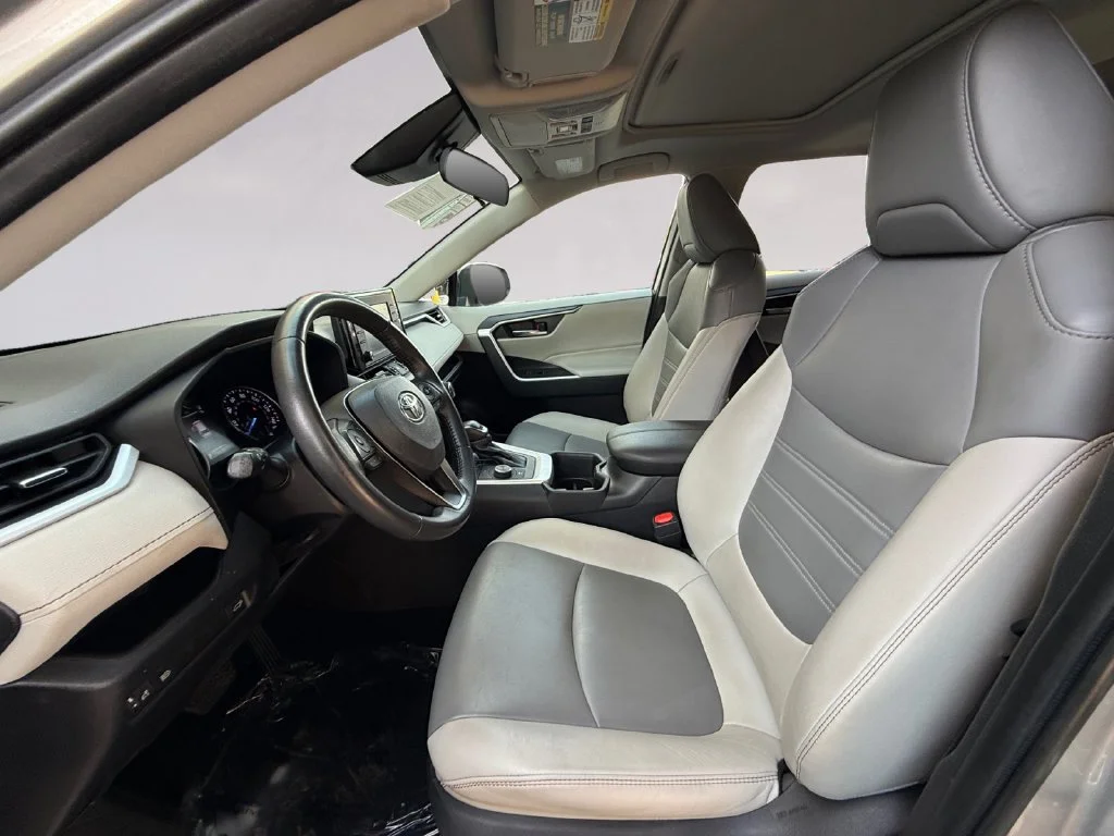 Used 2022 Silver Toyota XLE Premium image 10