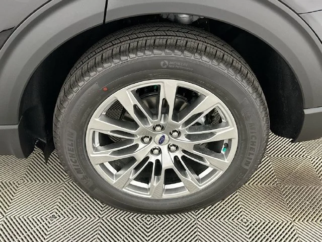 New 2026 Black Ford Platinum image 22